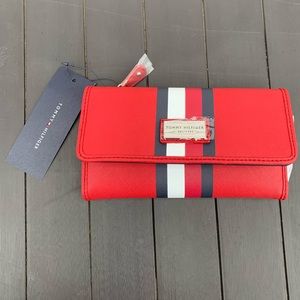 🤍SOLD🤍NWT Red Tommy Hilfiger Wallet